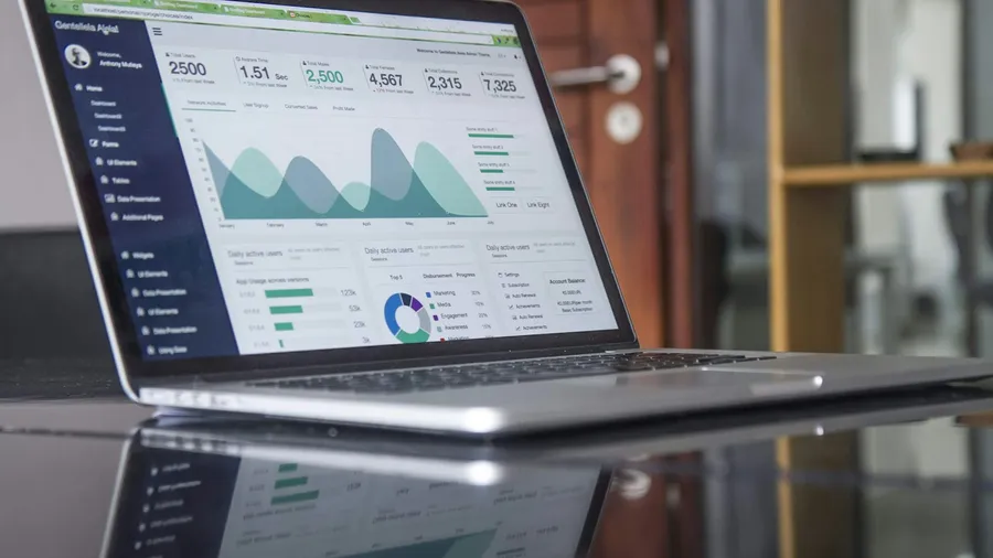 Laptop mit Diagrammen und digitalen Auswertungen auf einem Schreibtisch – Symbolfoto.